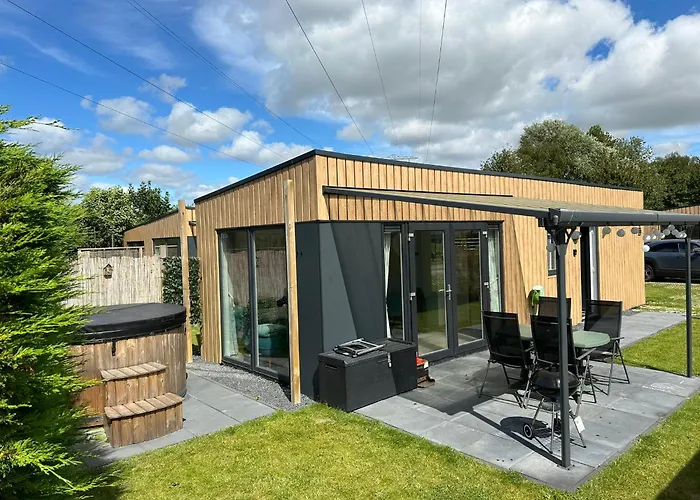 Vakantie Chalet Met Hottub In Ibiza Stijl Te Zeeland